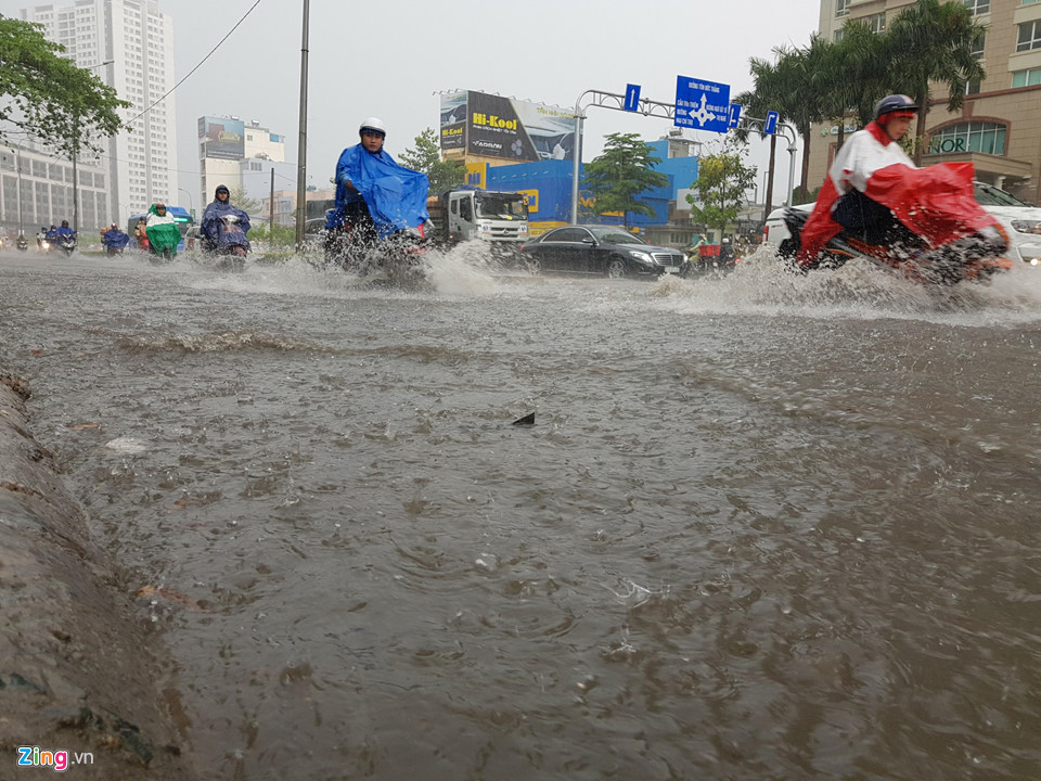 Nhiều tuyến đường Sài Gòn ngập nặng, xe chết máy hàng loạt